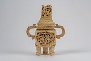 Imponente incensiere in avorio intagliato con coperchio e cane di Pho, Cina, tarda dinastia Qing