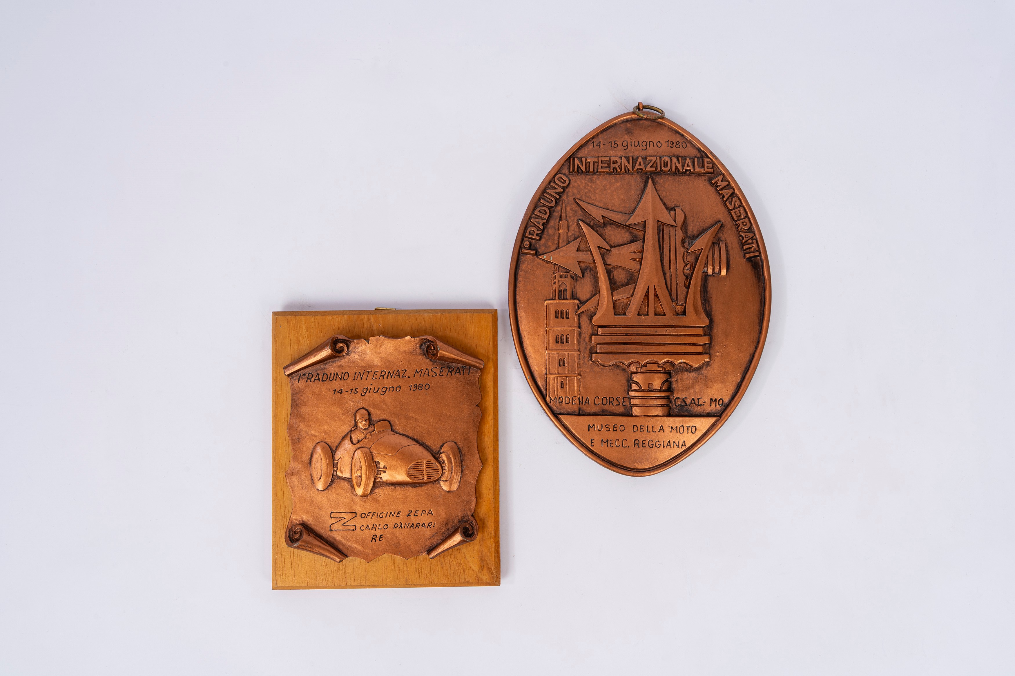Giorgio Scarlatti - Coppia di crest commemorativi per il Raduno Maserati (1980)