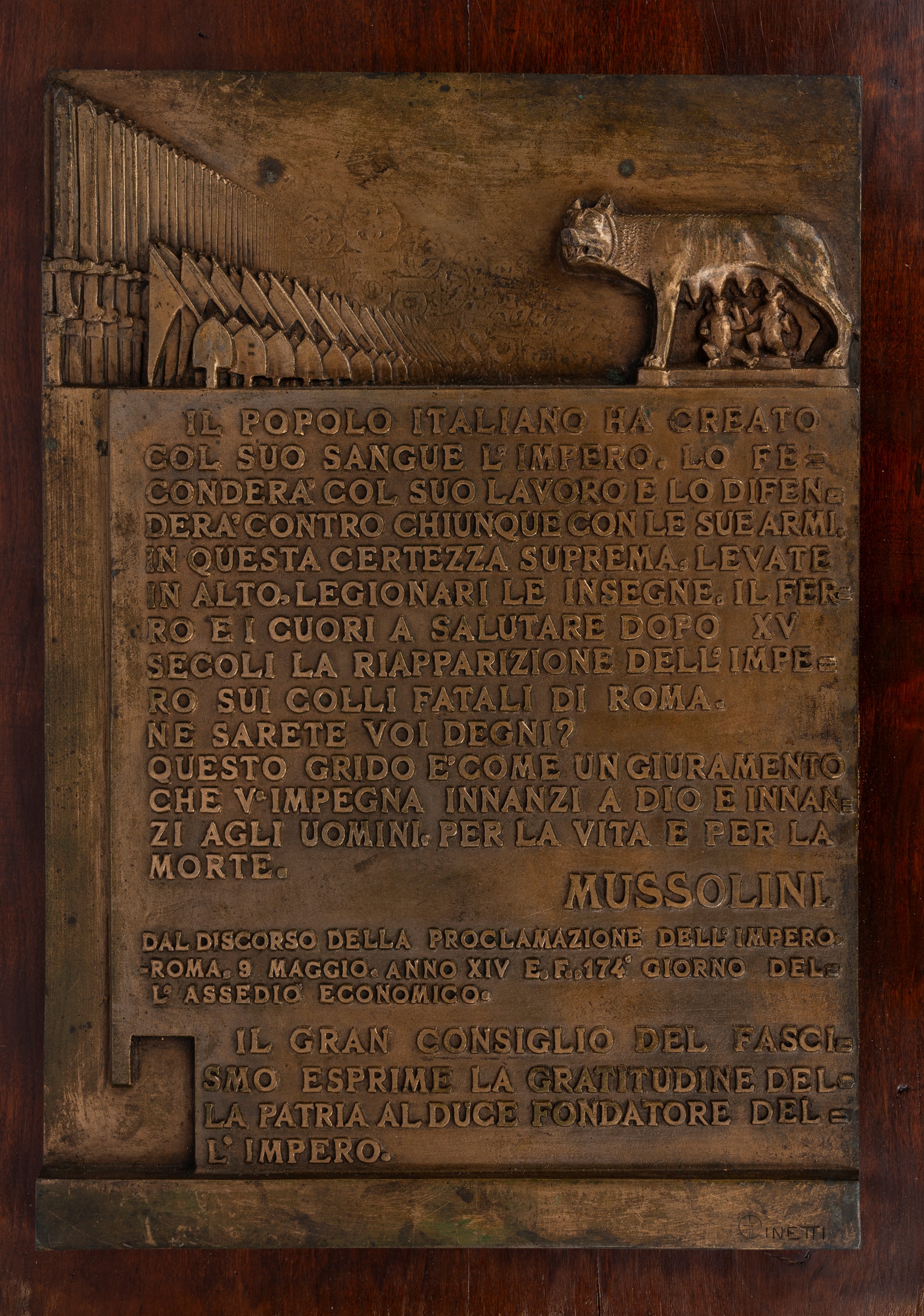 Benito Mussolini, Proclama della fondazione dell’Impero fascista su placca in bronzo con firma Gi...