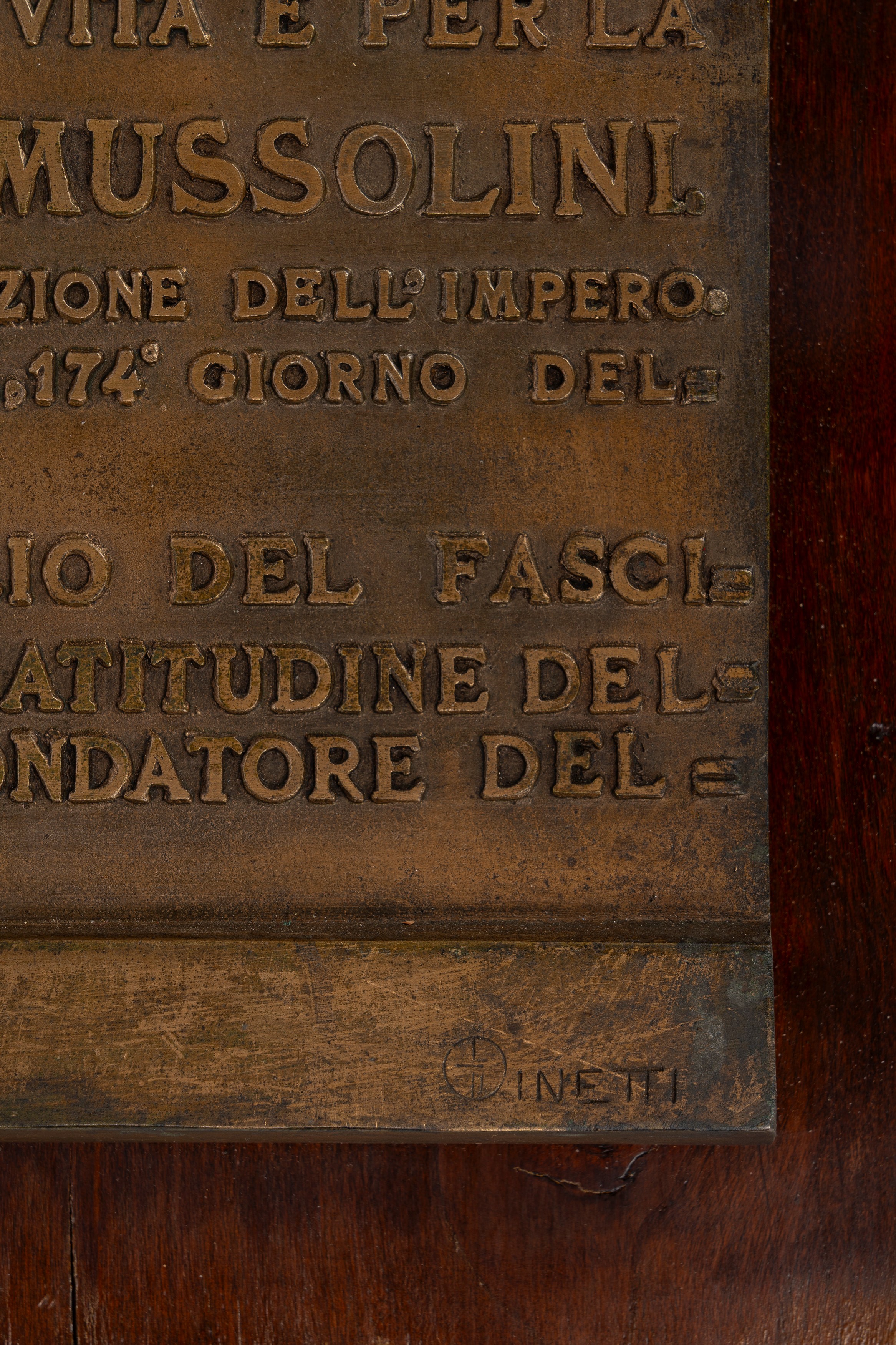 Benito Mussolini, Proclama della fondazione dell’Impero fascista su placca in bronzo con firma Gi...