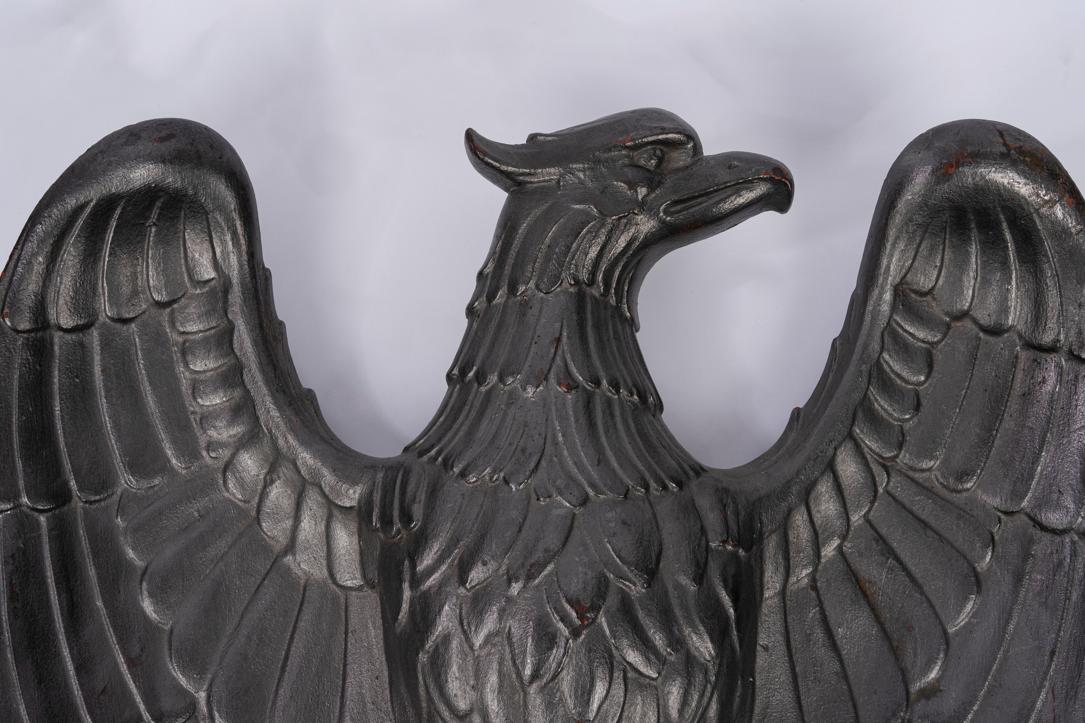 Aquila imperiale fascista, scultura in bronzo a rilievo pieno con ali aperte (anni '30)