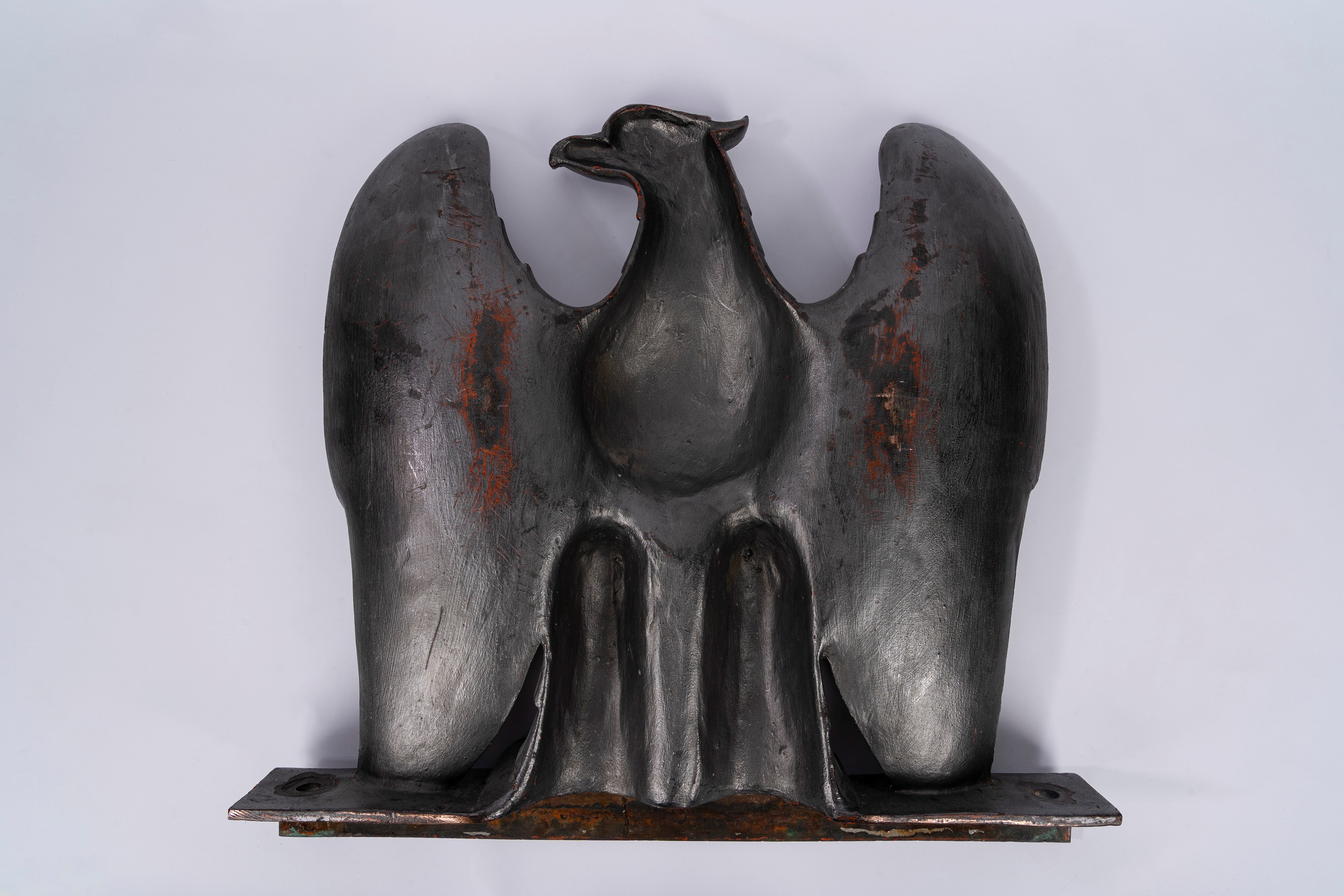 Aquila imperiale fascista, scultura in bronzo a rilievo pieno con ali aperte (anni '30)