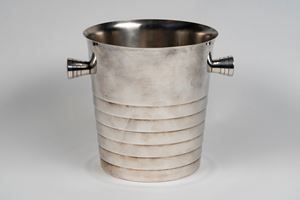 Christofle, met&agrave; secolo XX, Secchiello porta ghiaccio in argento a corpo liscio decorato a torniture alernate geometriche.