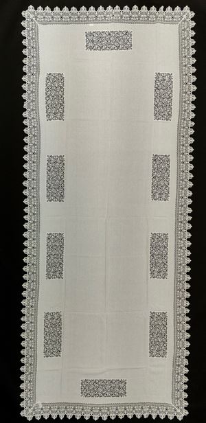 Due tovaglie bianche con sottotovaglie