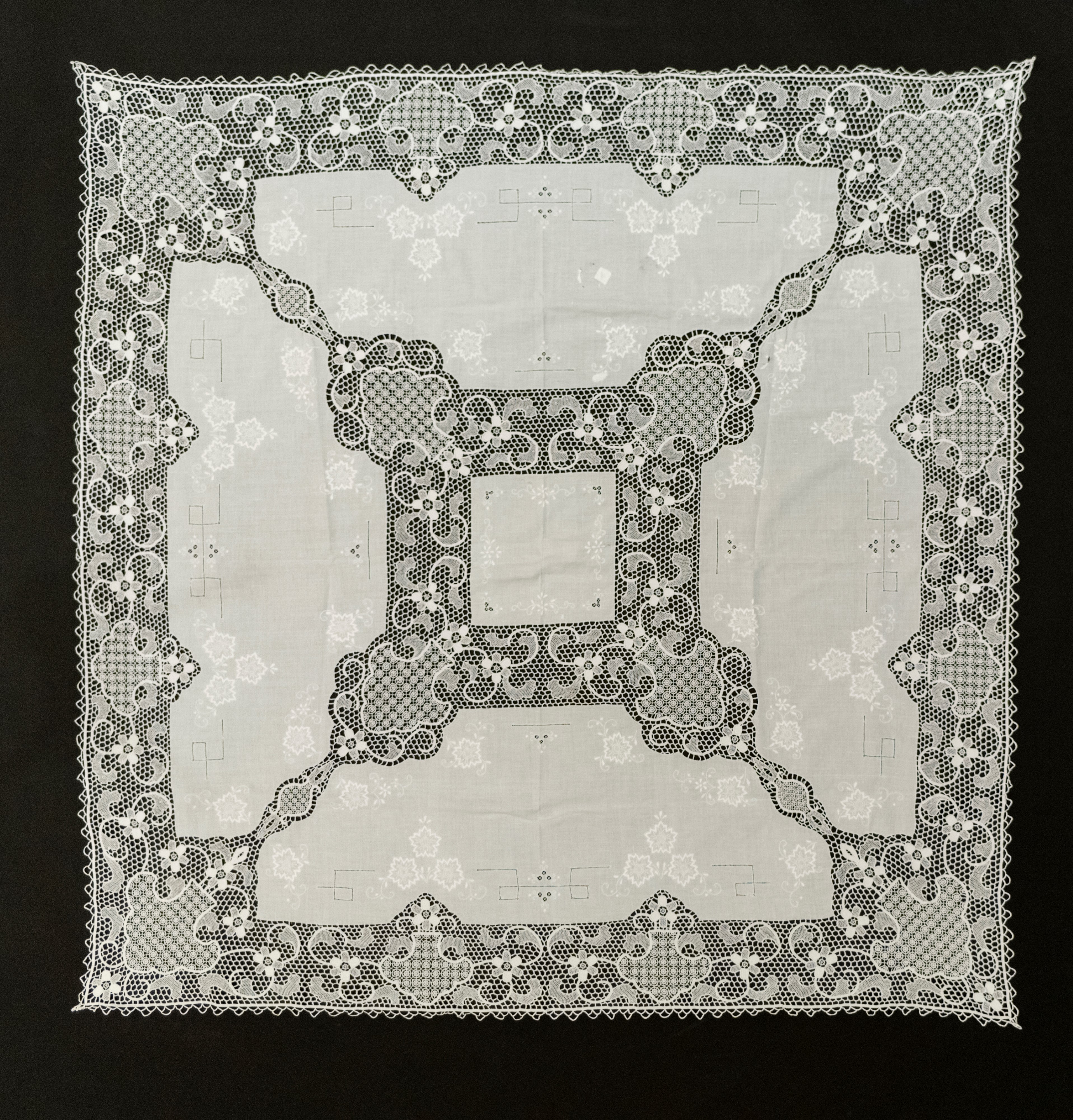 Due tovaglie bianche con sottotovaglie