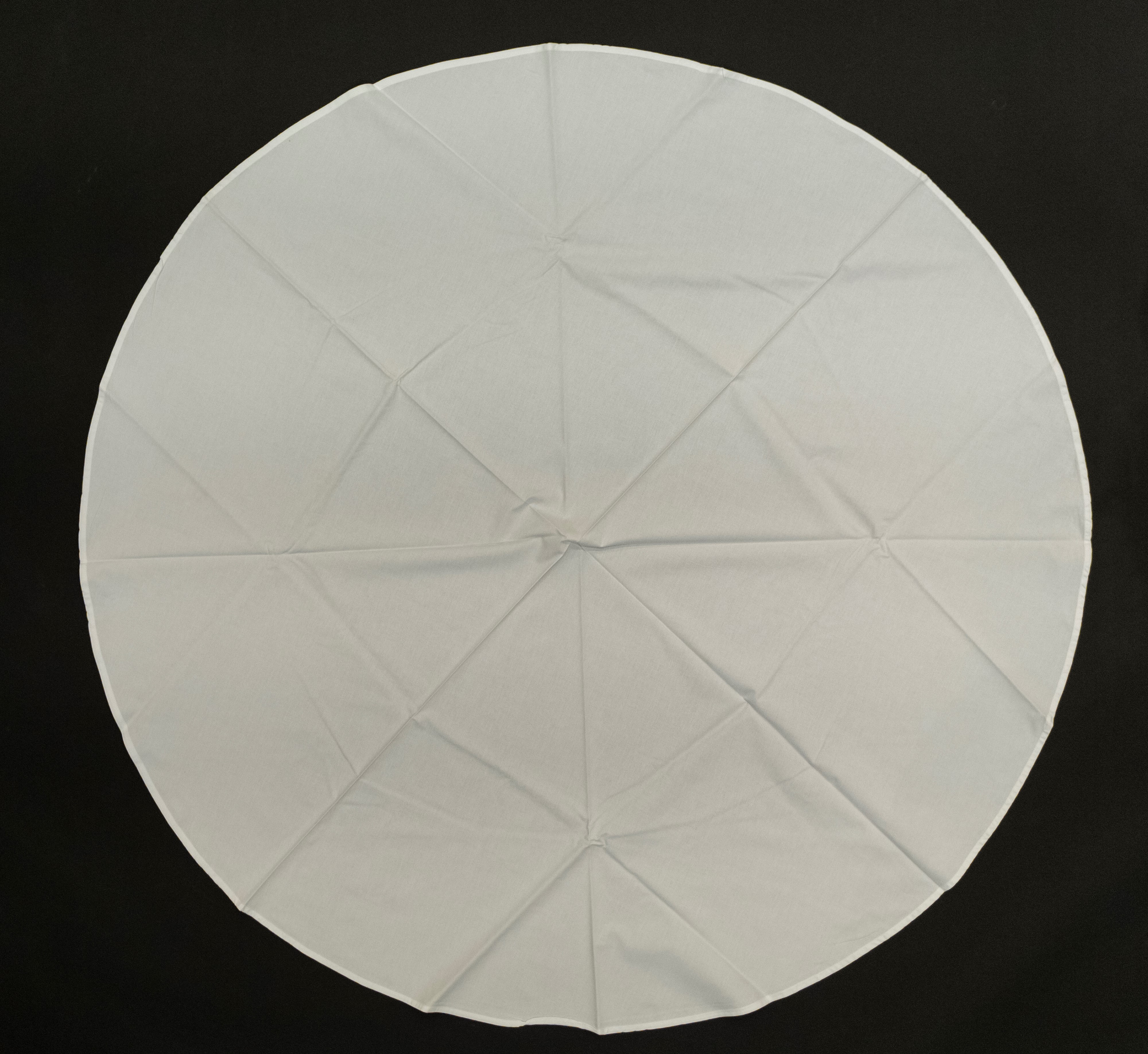 Due tovaglie bianche con sottotovaglie