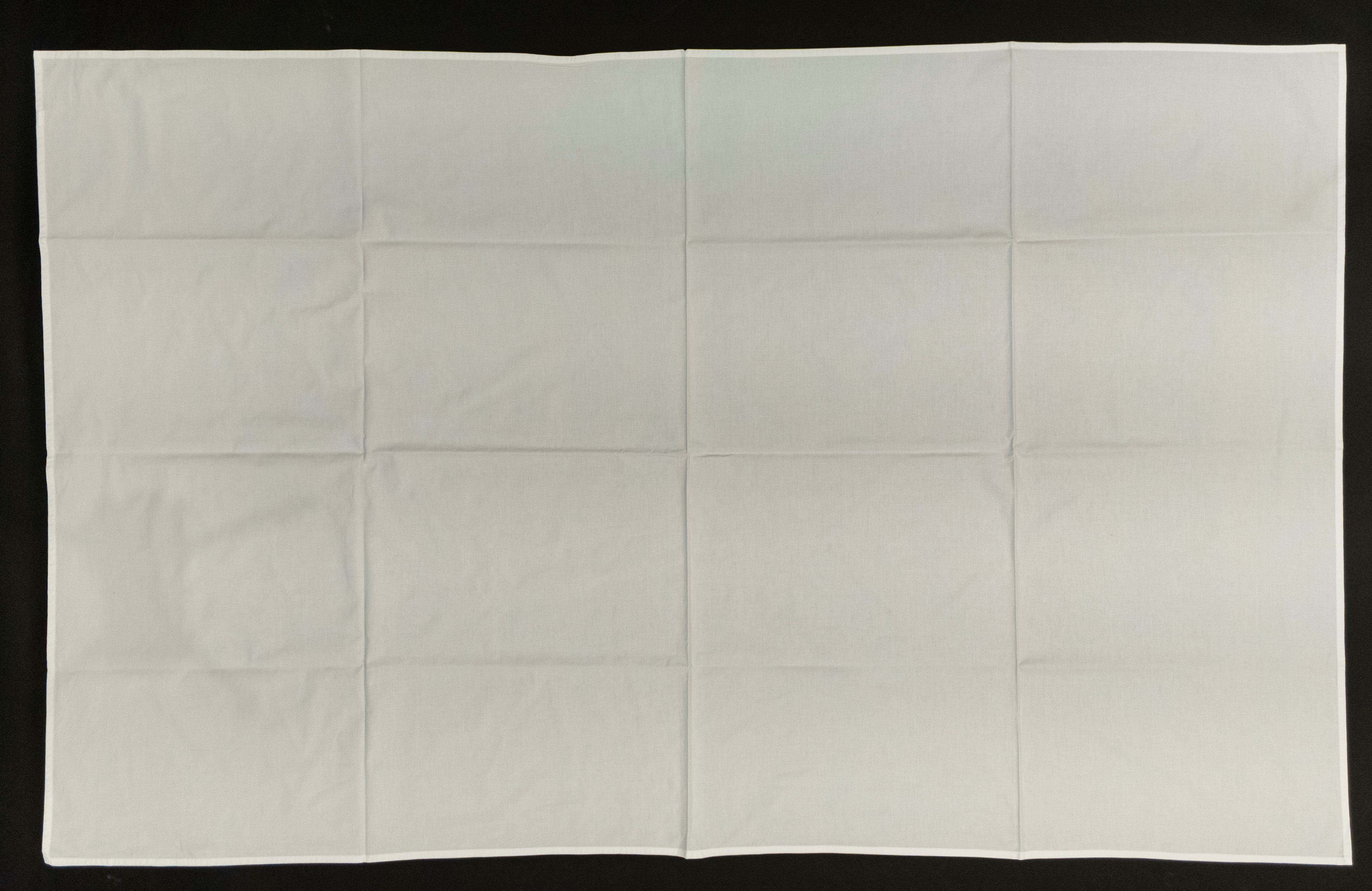 Due tovaglie bianche con sottotovaglie