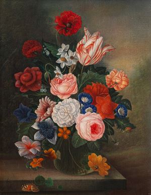 Rose, tulipani ed altri fiori in un vaso di vetro su un tavolo