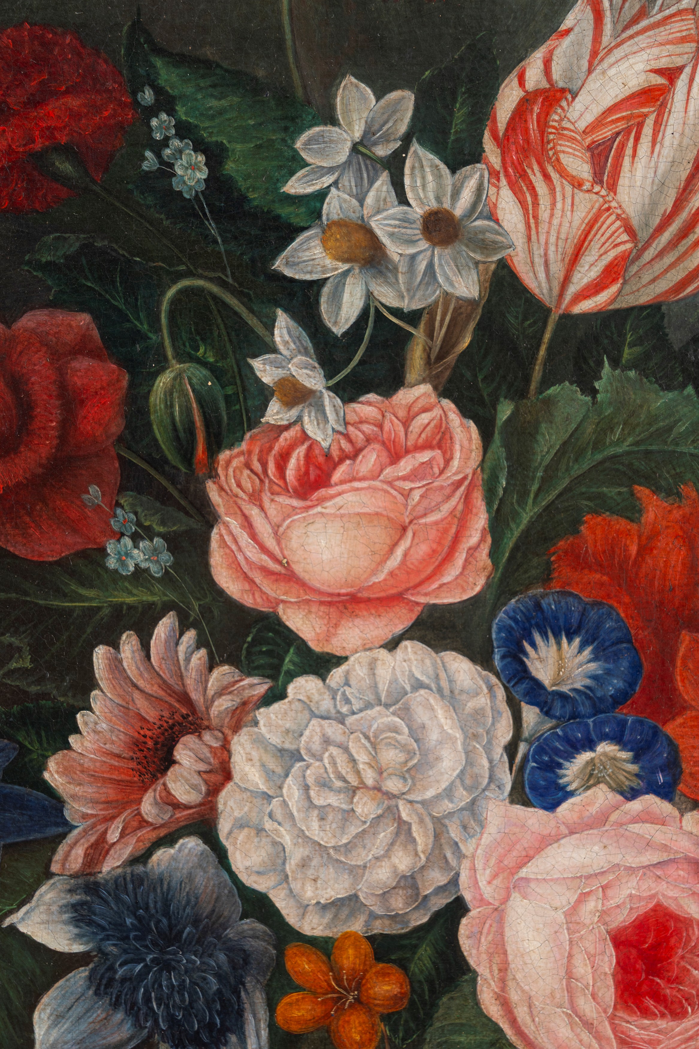 Rose, tulipani ed altri fiori in un vaso di vetro su un tavolo