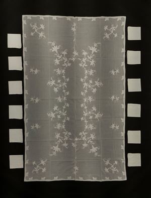 Tovaglia in organza bianca ricamata a fiori con dodici tovaglioli