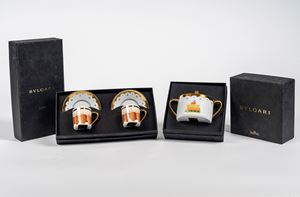 Rosenthal per Bulgari "Dolci dec&ograve;" Due tazzine con piattino e una zuccheriera biansata con coperchio in porcellana policroma e dorata