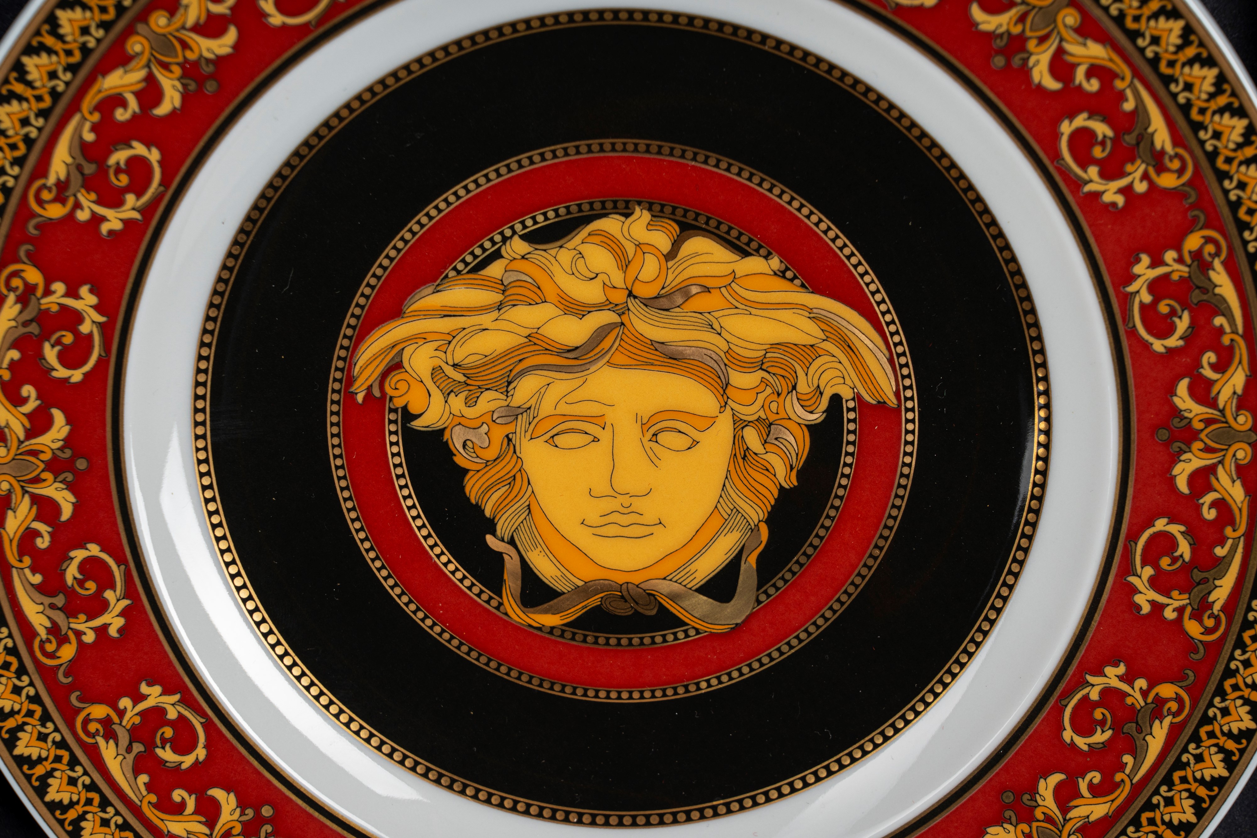 Rosenthal Studio-linie per Versace, Medusa, un Piattino e un Posacenere in Porcellana Policroma
