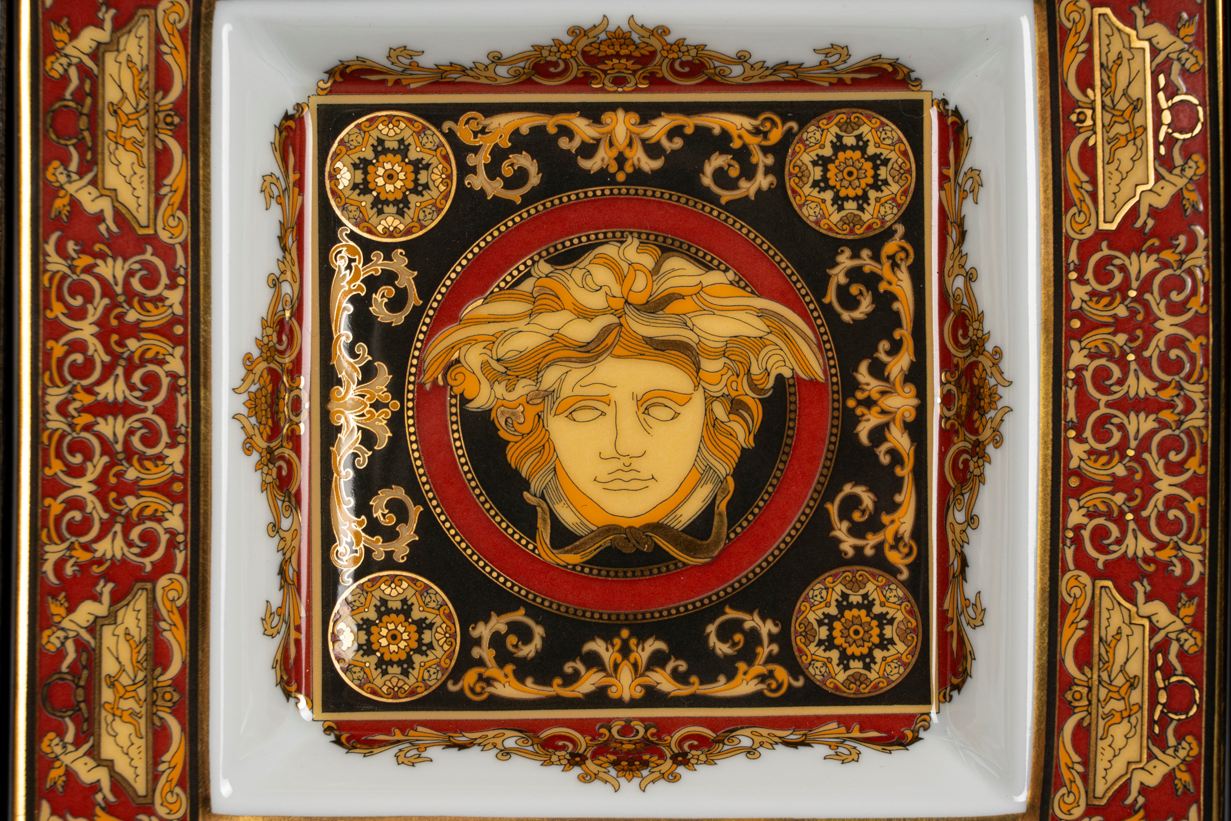 Rosenthal Studio-linie per Versace, Medusa, un Piattino e un Posacenere in Porcellana Policroma