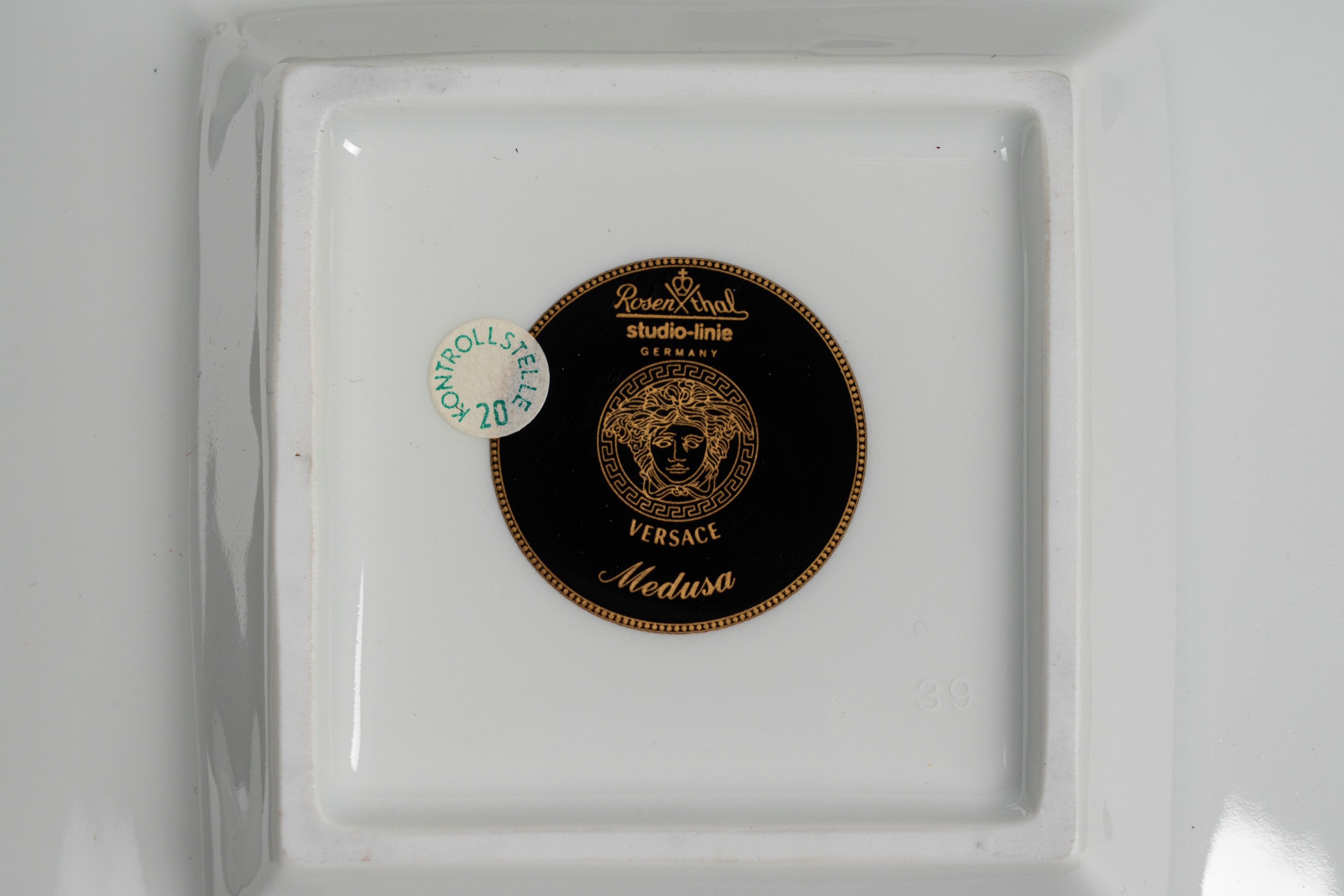 Rosenthal Studio-linie per Versace, Medusa, un Piattino e un Posacenere in Porcellana Policroma