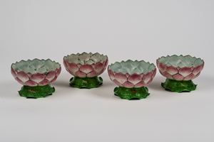 Quattro alzate in forma di fiore di loto in metallo policromo di manifattura orientale