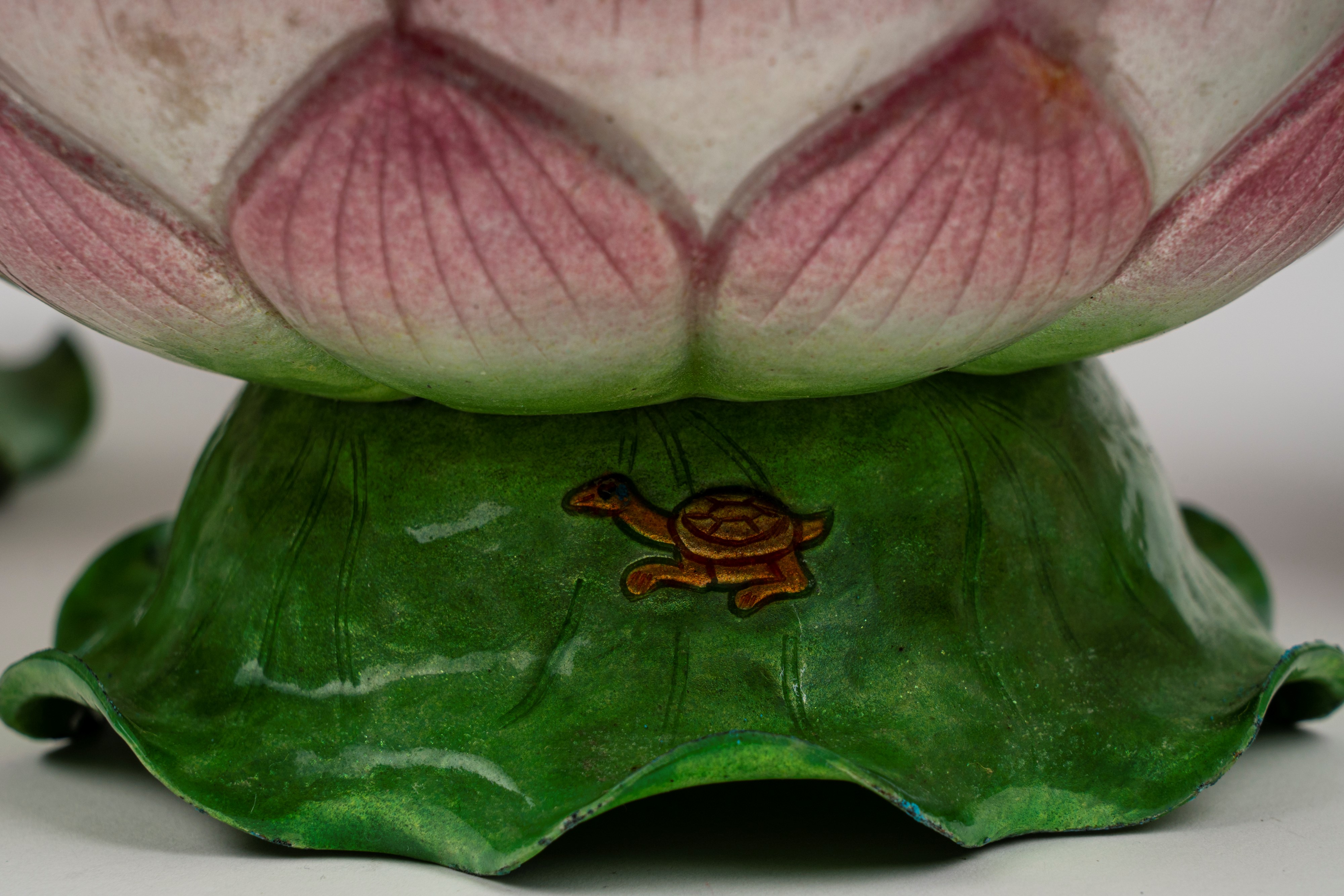 Quattro alzate in forma di fiore di loto in metallo policromo di manifattura orientale