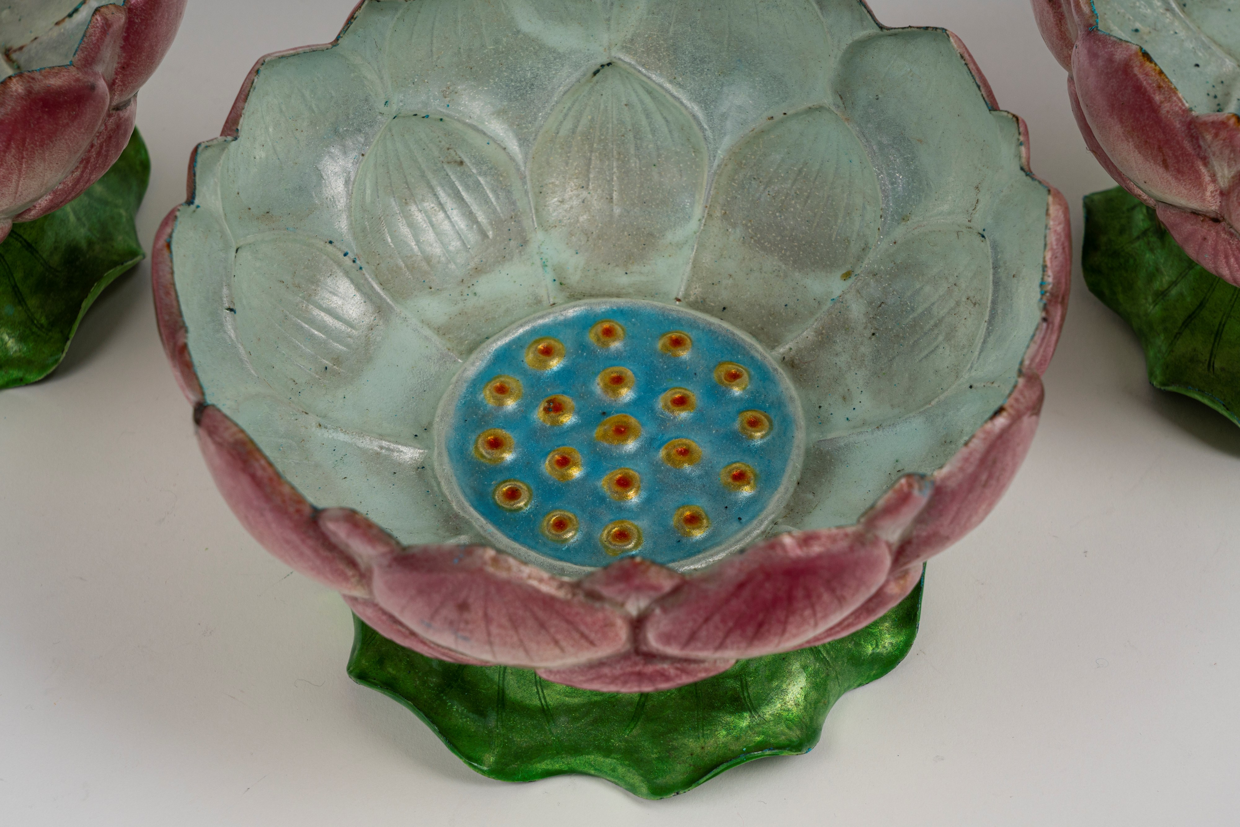 Quattro alzate in forma di fiore di loto in metallo policromo di manifattura orientale