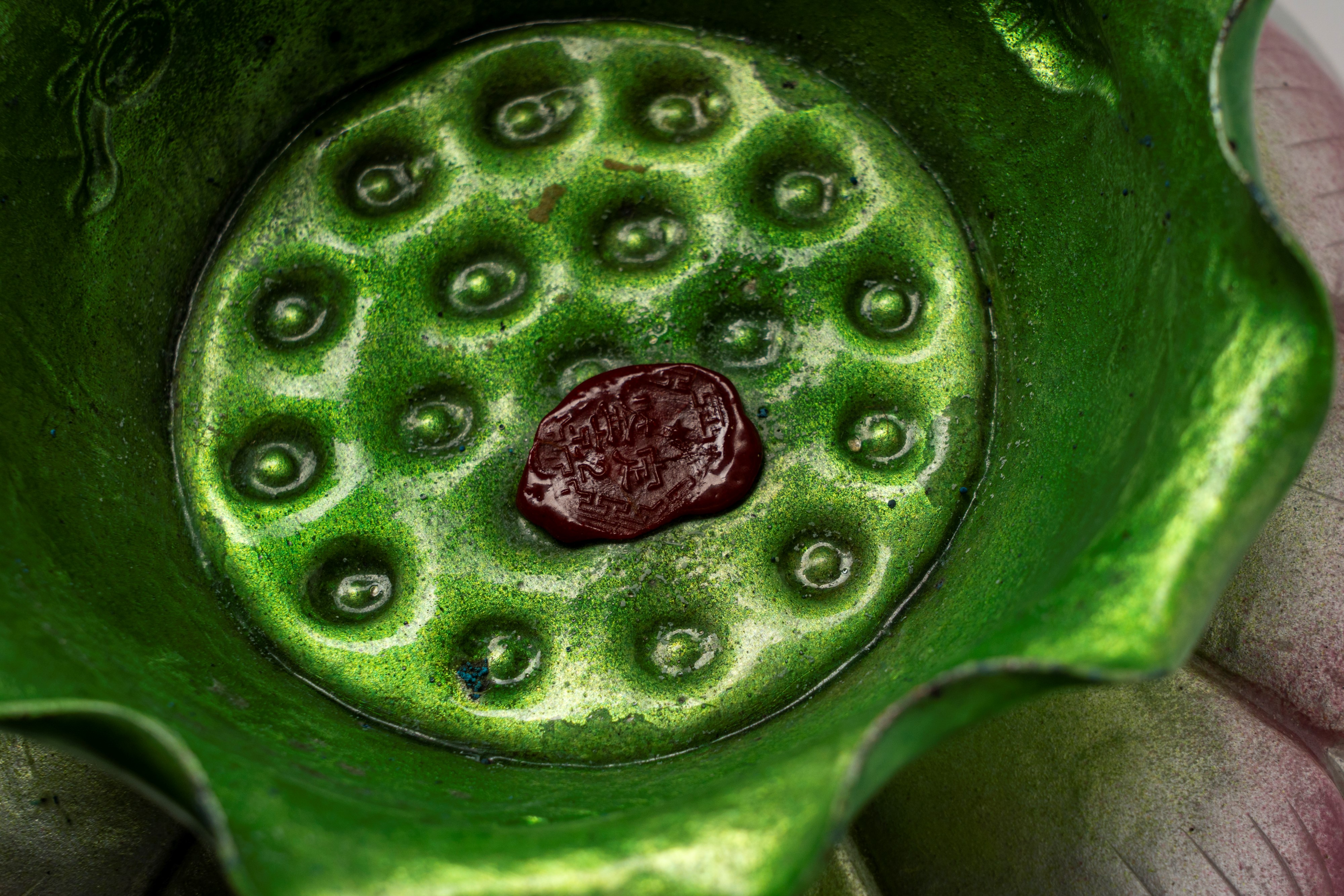 Quattro alzate in forma di fiore di loto in metallo policromo di manifattura orientale