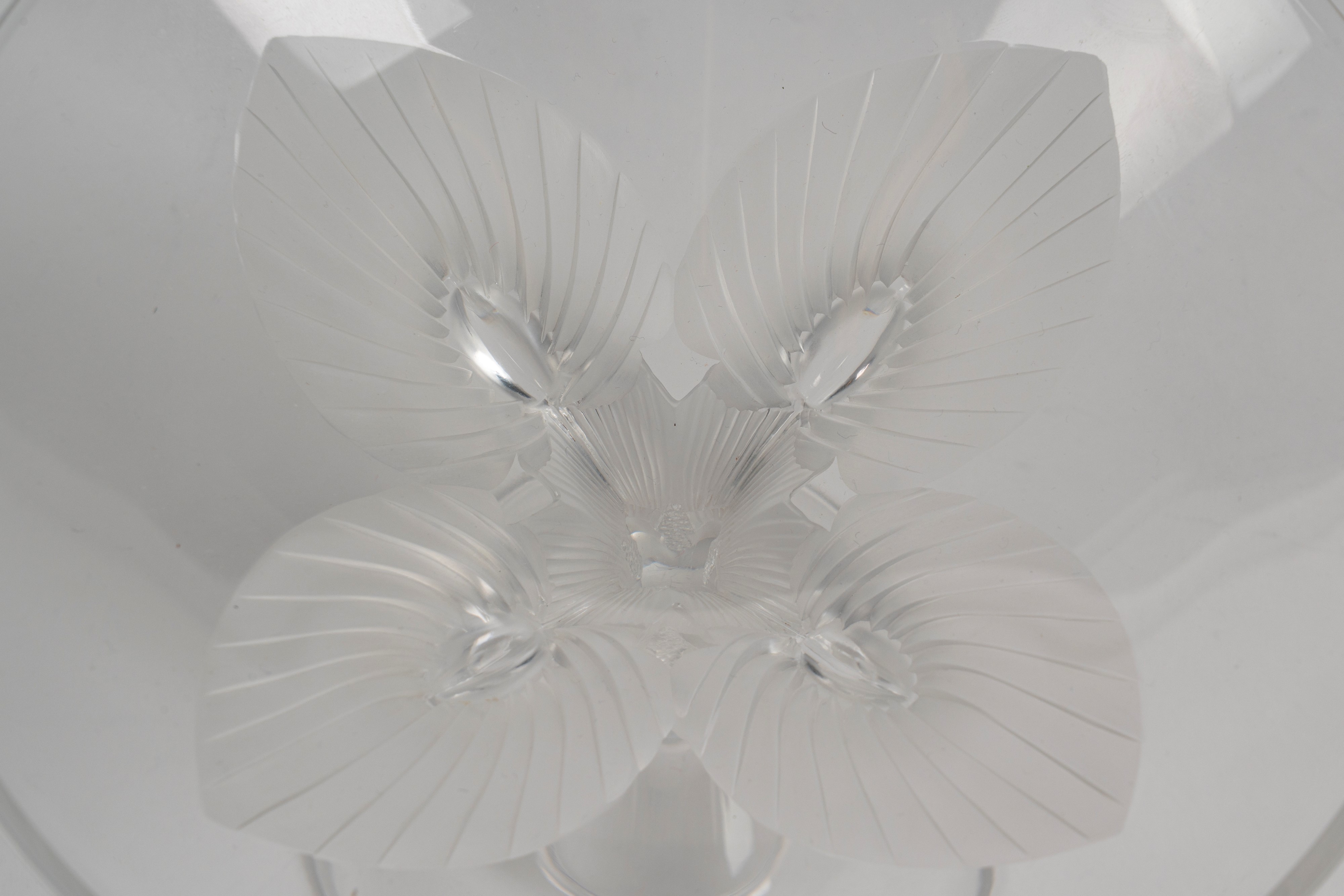 Lalique France Alzata in cristallo con stelo a quattro pavoni