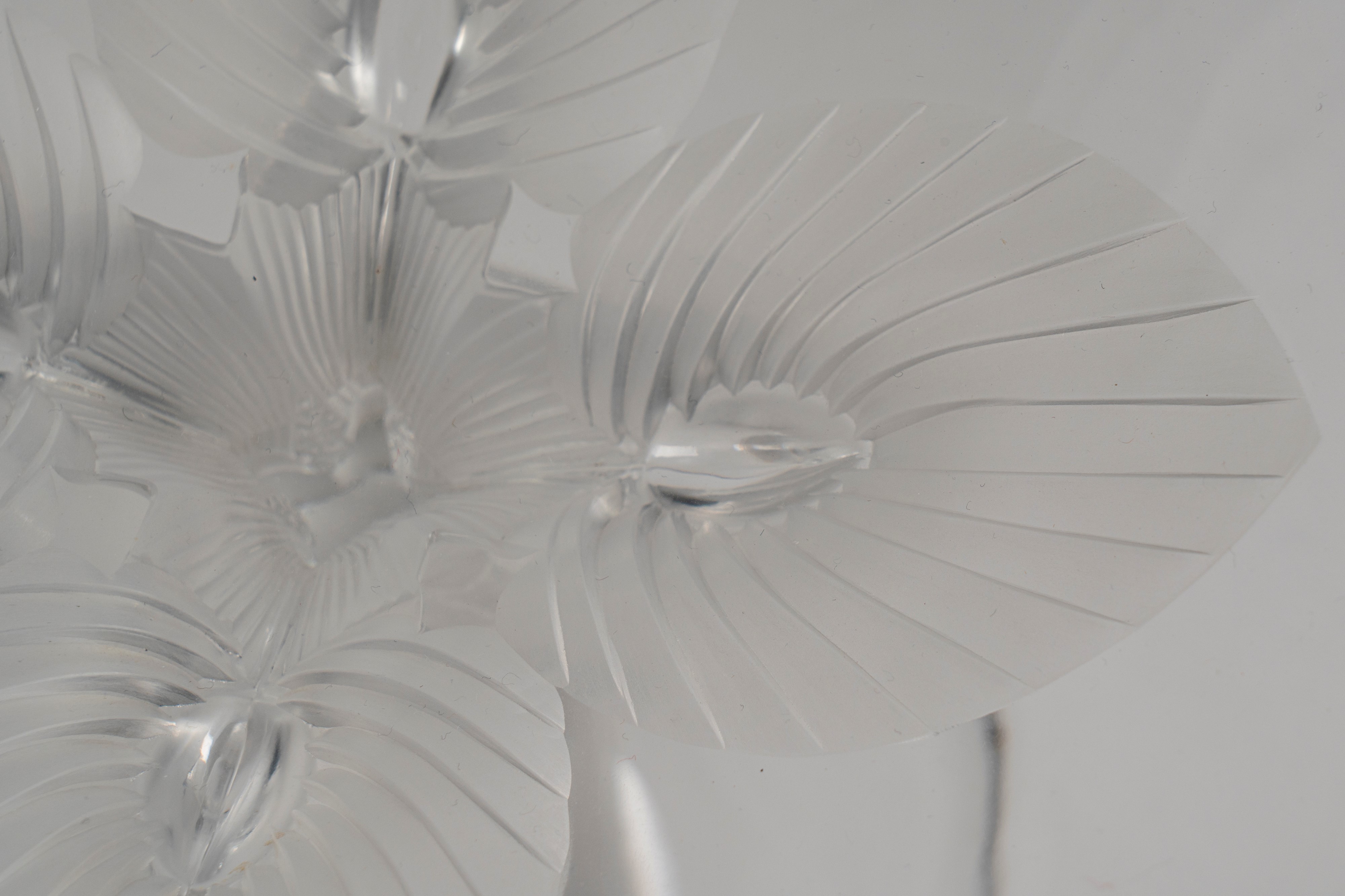 Lalique France Alzata in cristallo con stelo a quattro pavoni