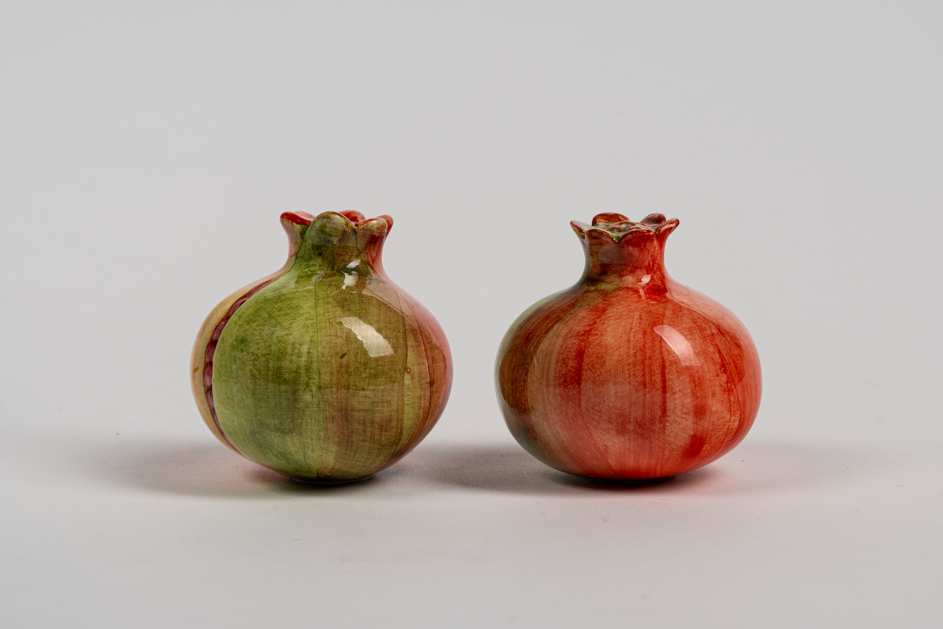 Saliera e pepiera in ceramica policroma di Bassano a forma di melograno