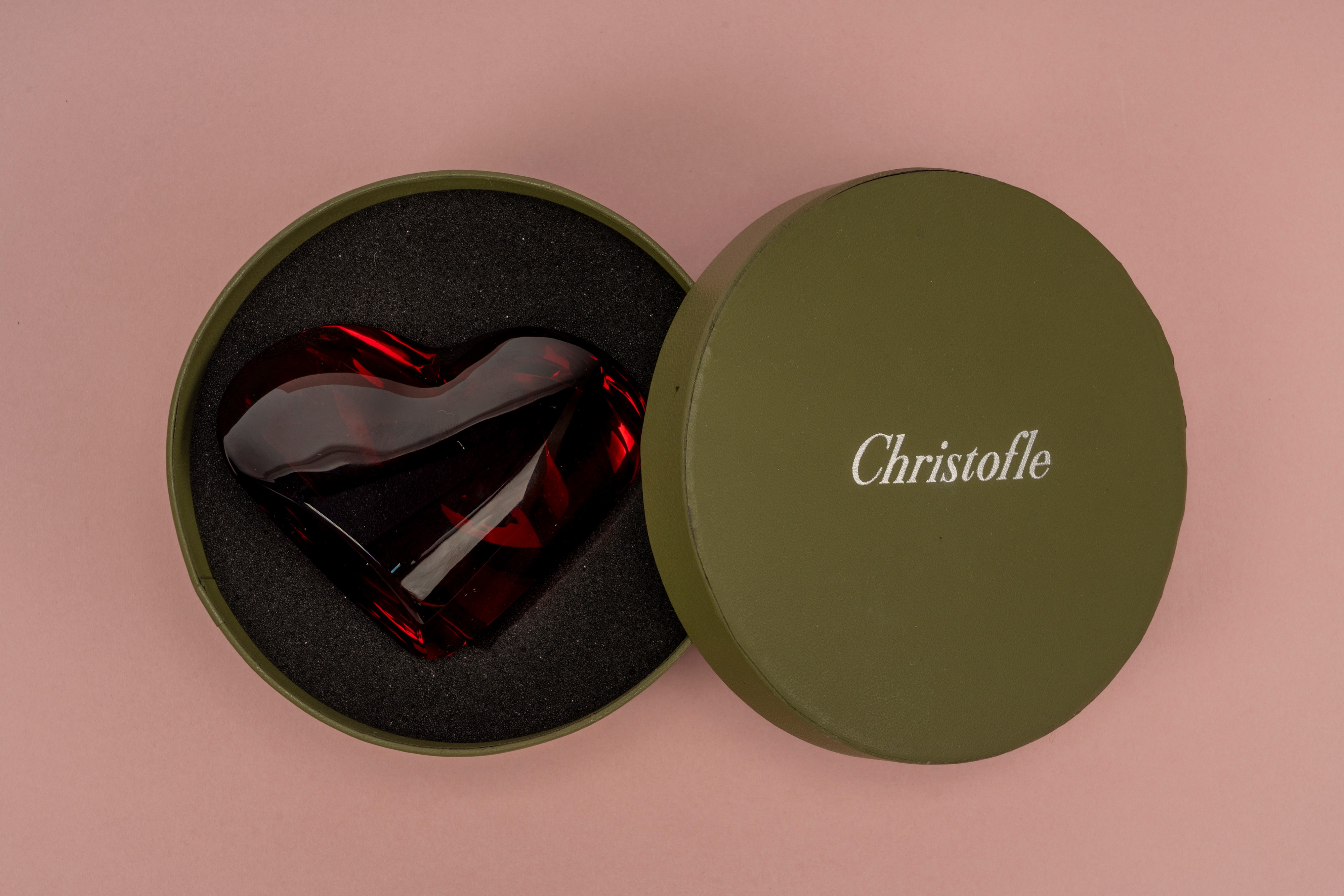 Christofle, Cuore in cristallo rosso entro scatola originale circolare
