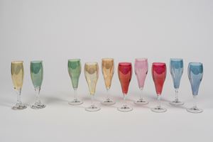 Otto calici in vetro incolore e policromo con stelo decorato a foglie pi&ugrave; due di decoro leggeemente differente