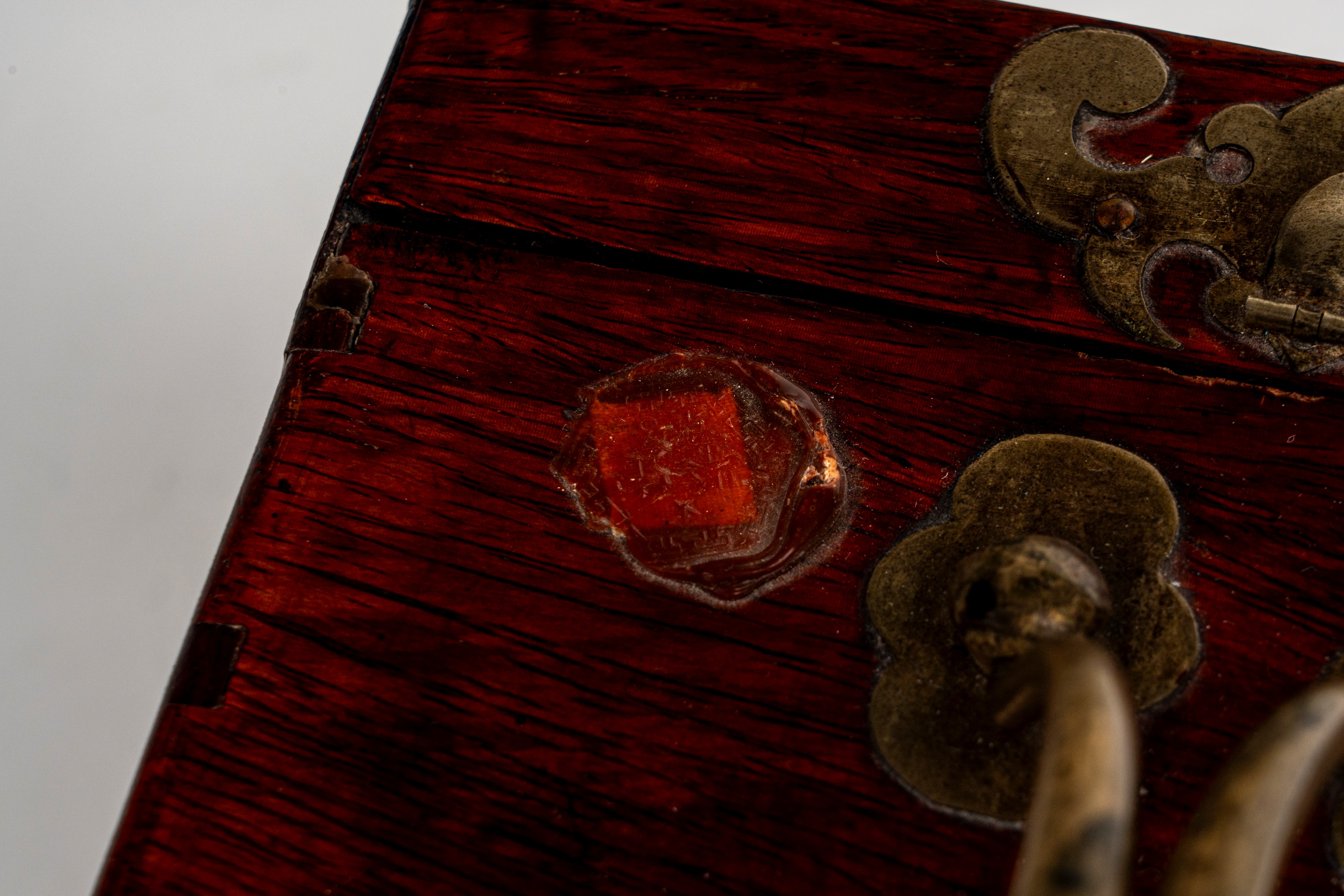 Necessaire da viaggio in legno con specchio interno e due cassettini con doppia maniglia, Cina