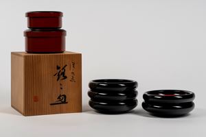 Set di cinque ciotole laccate rosse e nere di manifattura giapponese entro scatola in legno pi&ugrave; due scatole laccate rosso nere a matriosca