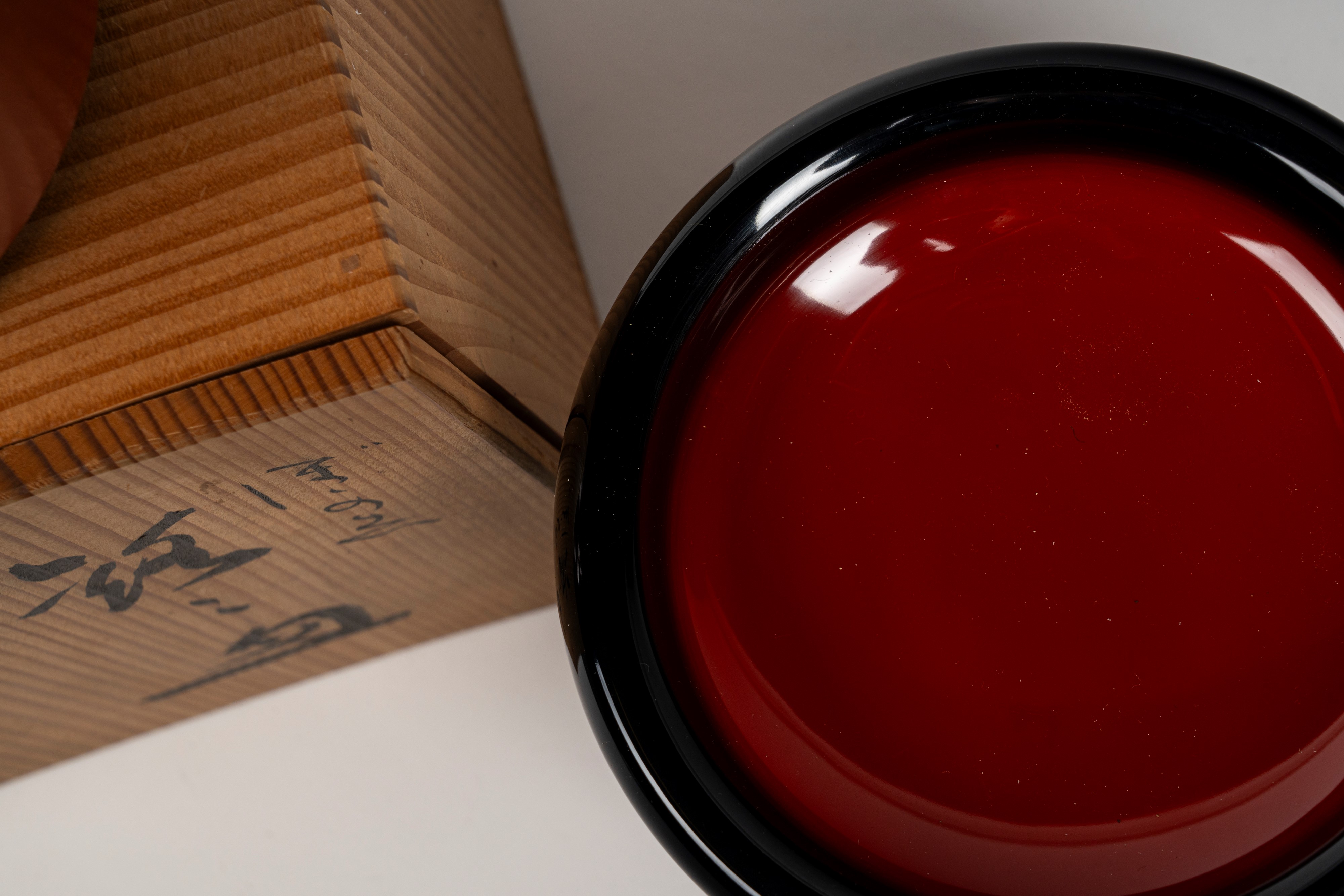 Set di Cinque Ciotole Laccate Rosse e Nere di Manifattura Giapponese Entro Scatola in Legno Più D...