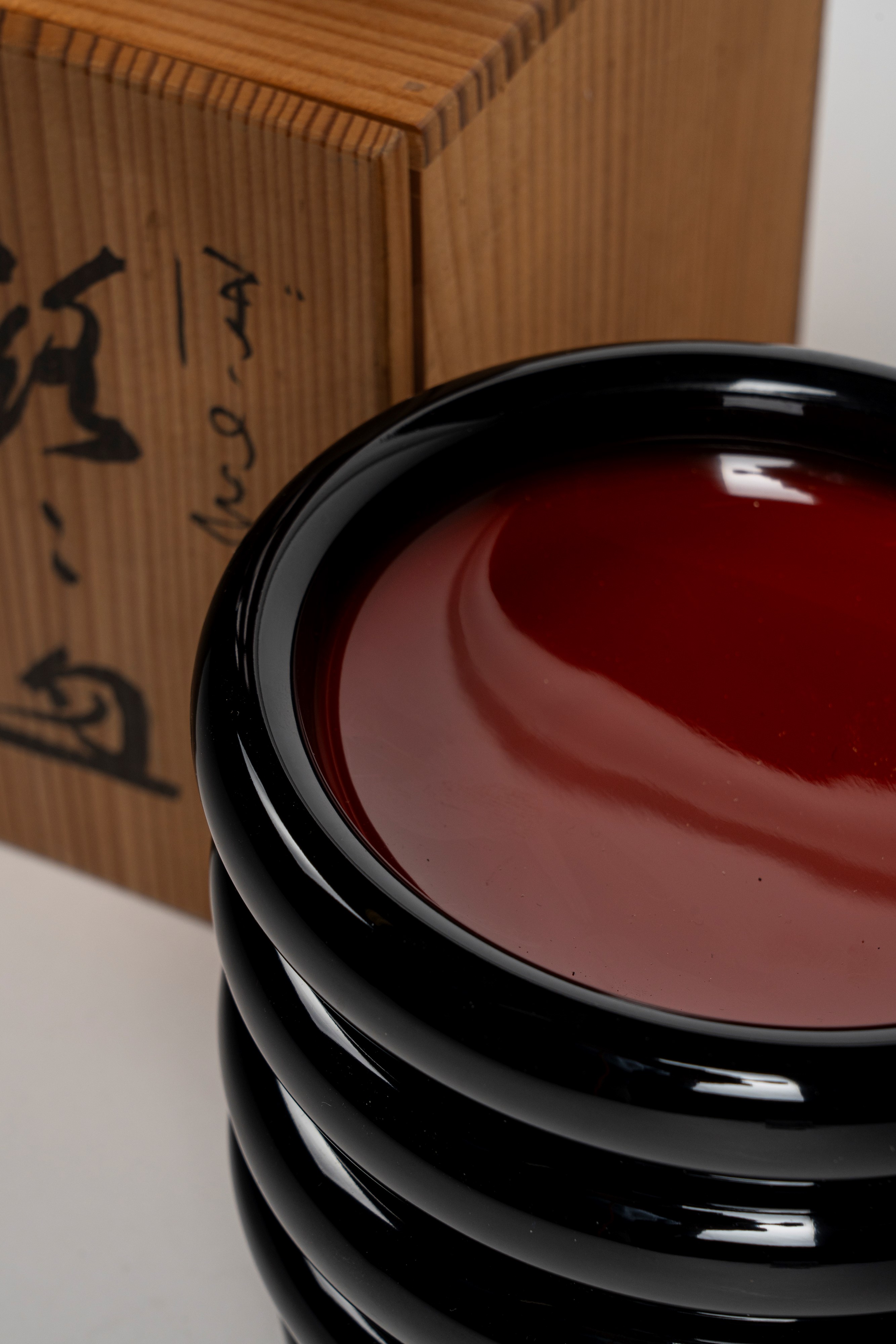 Set di Cinque Ciotole Laccate Rosse e Nere di Manifattura Giapponese Entro Scatola in Legno Più D...