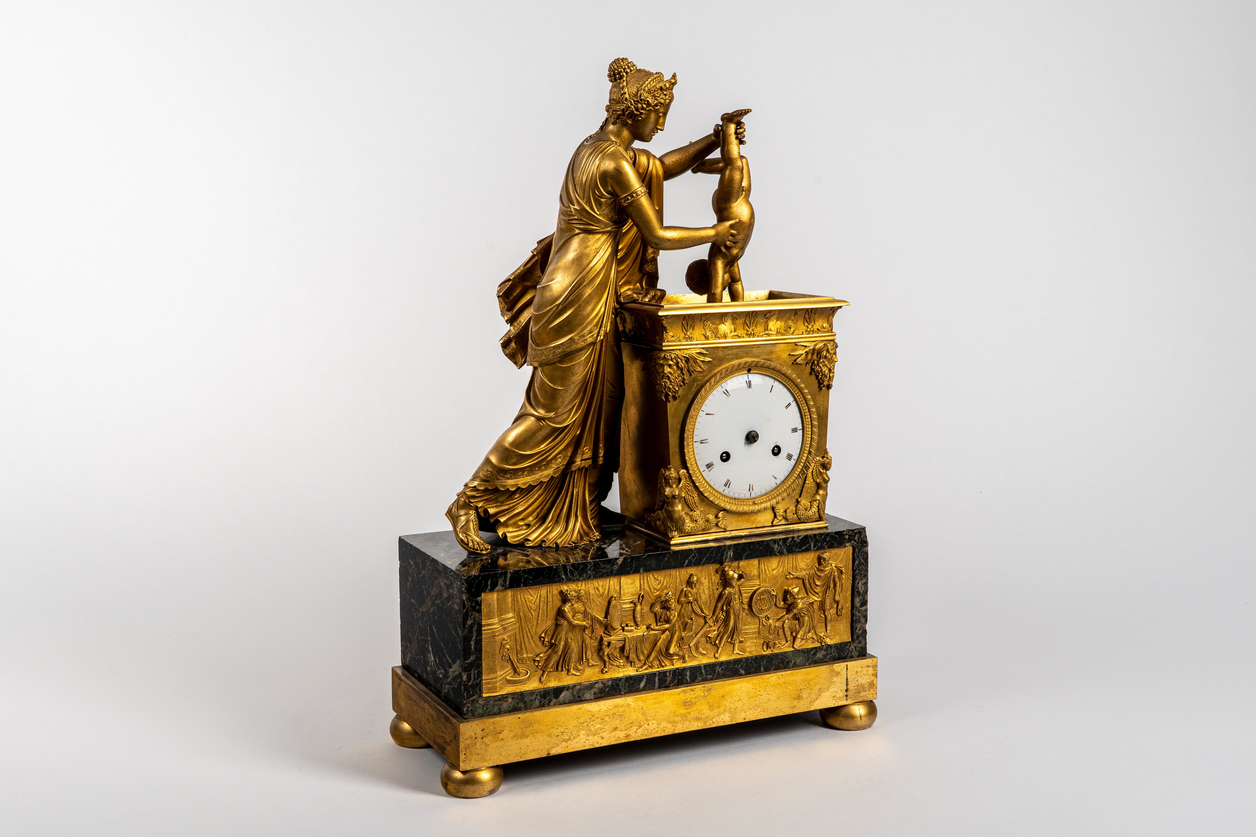 Pendola da tavolo in bronzo dorato e marmo verde raffigurante il mito di Achille, primo quarto se...