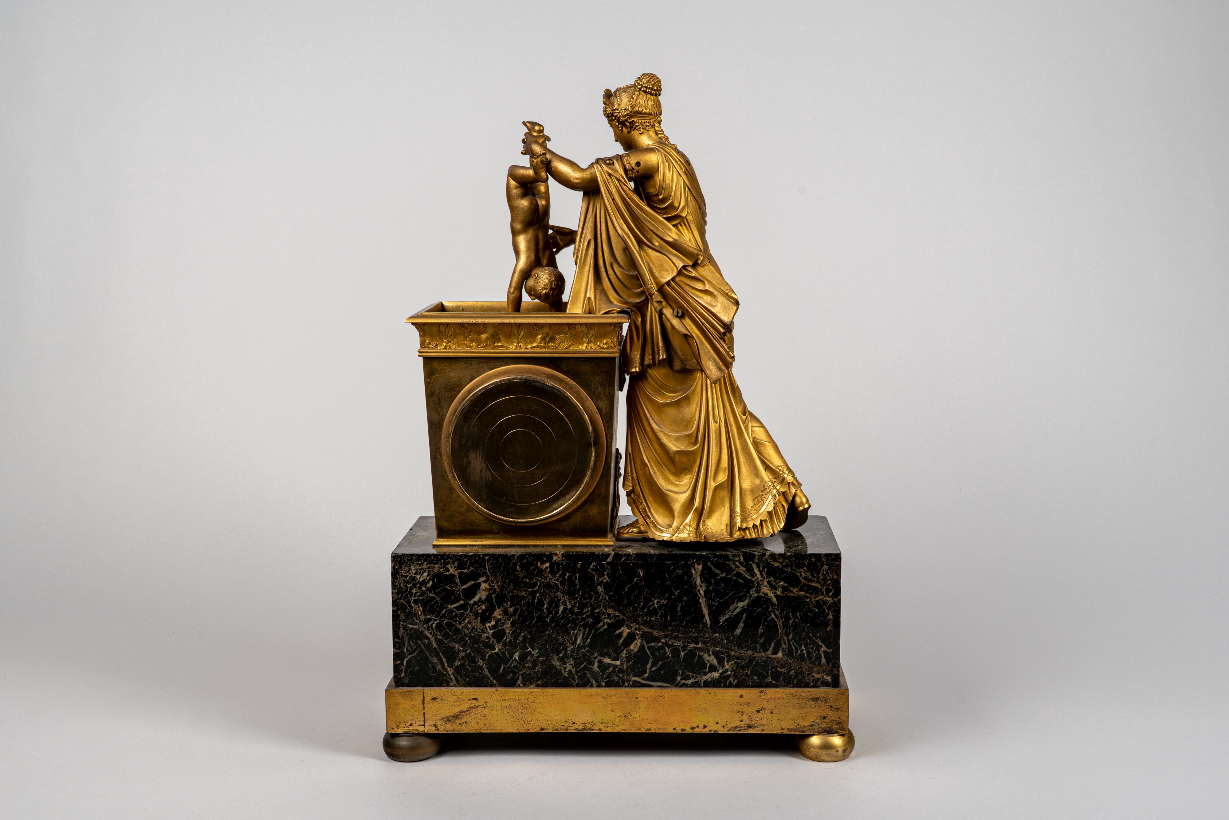 Pendola da tavolo in bronzo dorato e marmo verde raffigurante il mito di Achille, primo quarto se...