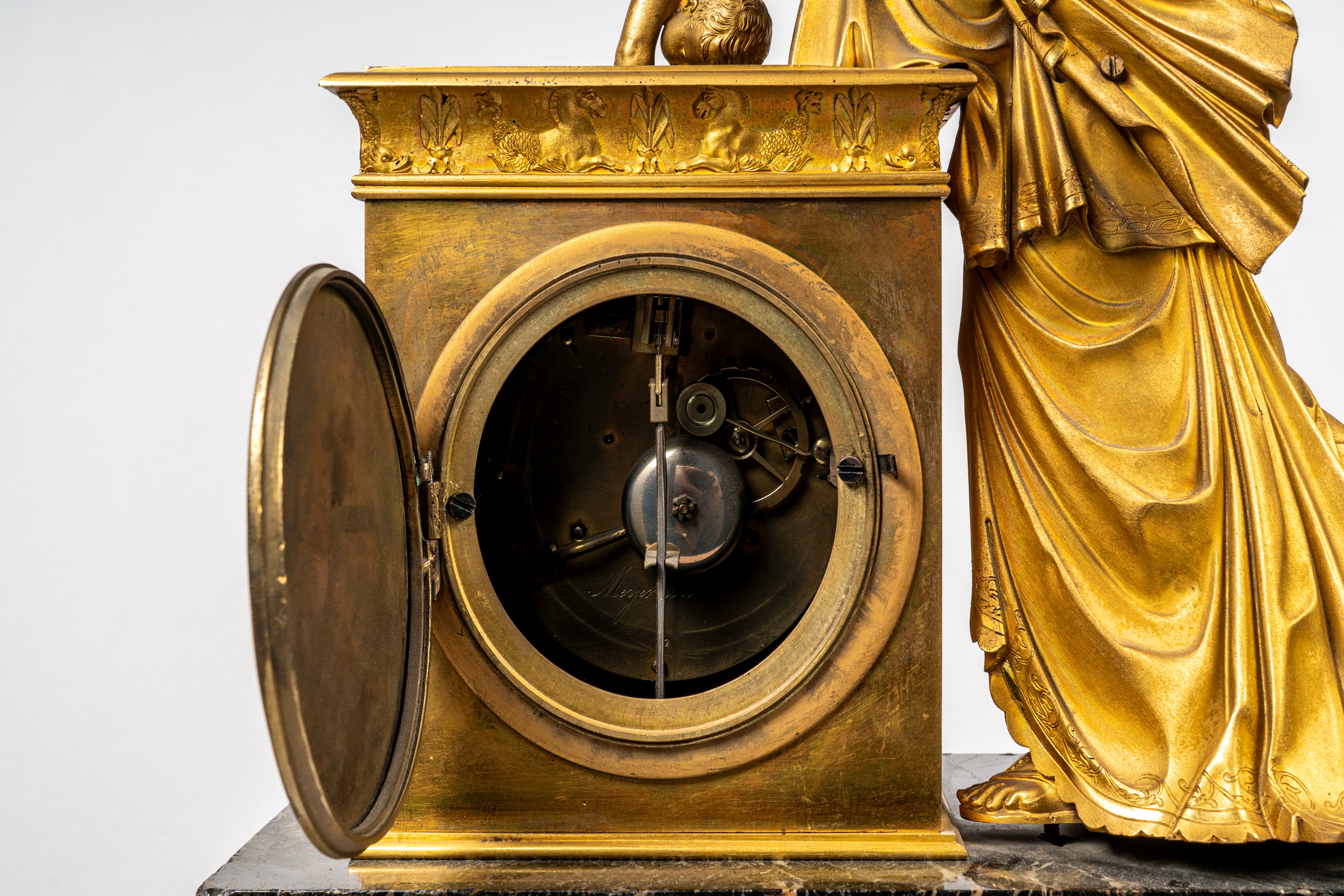 Pendola da tavolo in bronzo dorato e marmo verde raffigurante il mito di Achille, primo quarto se...