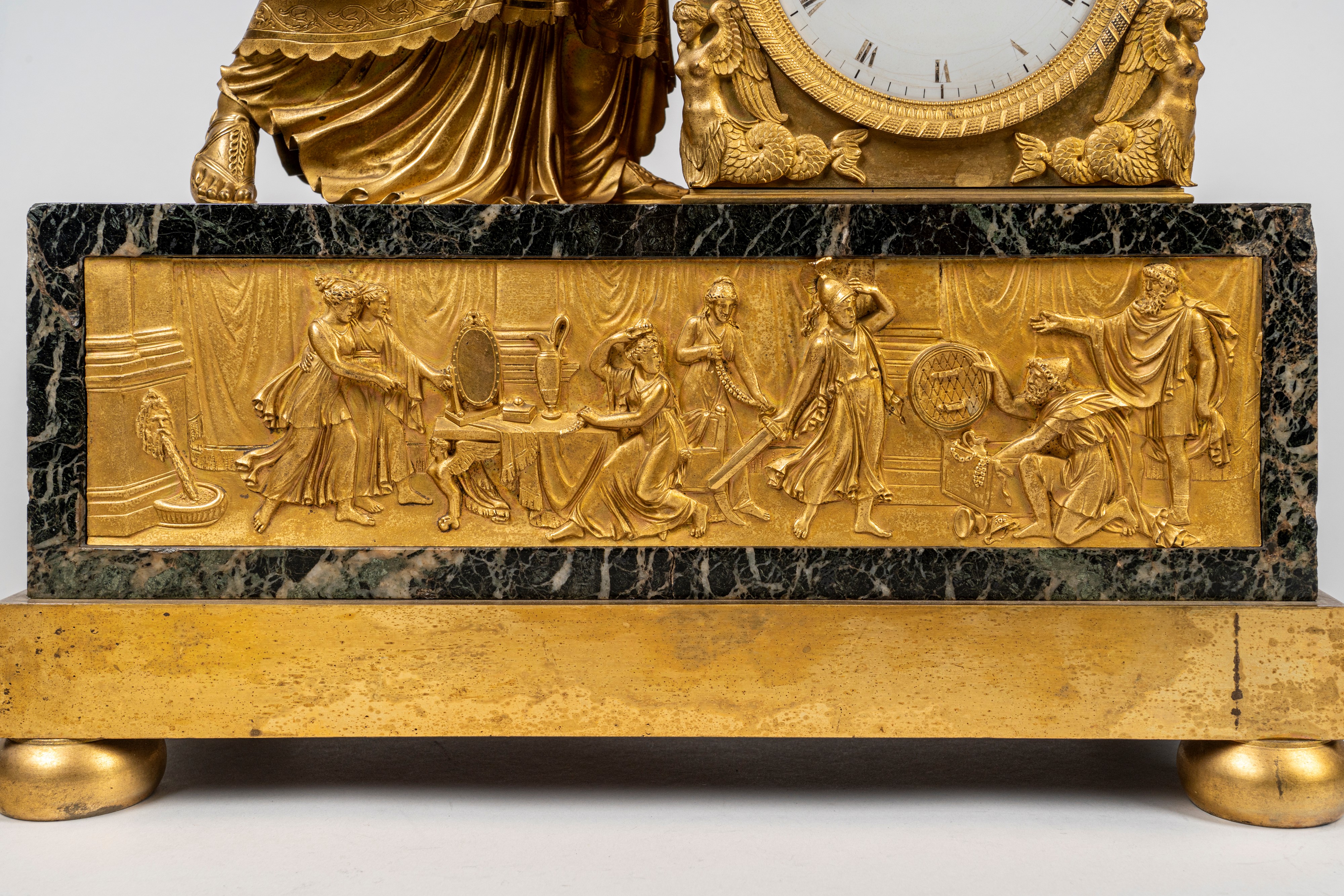 Pendola da tavolo in bronzo dorato e marmo verde raffigurante il mito di Achille, primo quarto se...