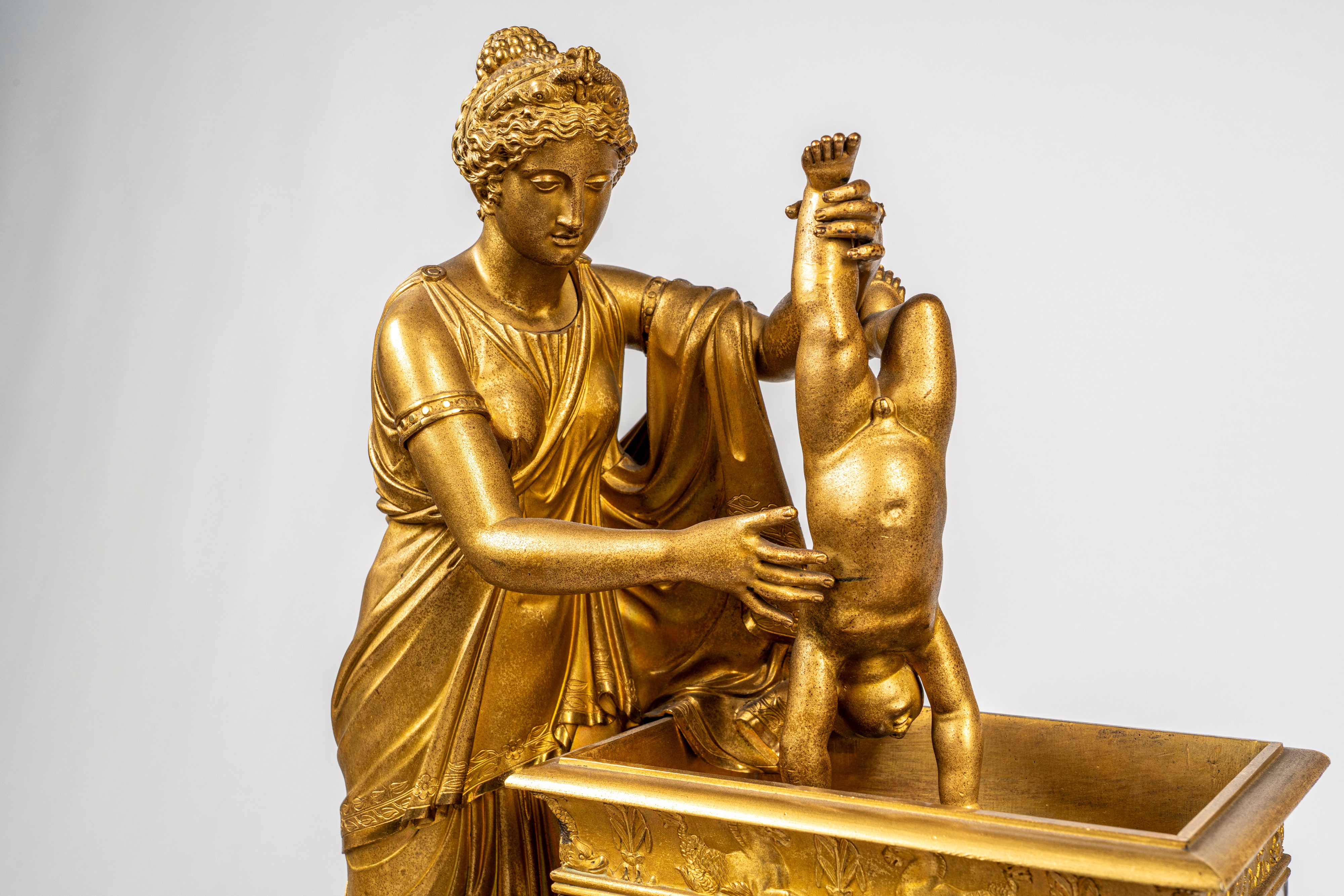 Pendola da tavolo in bronzo dorato e marmo verde raffigurante il mito di Achille, primo quarto se...