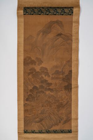 Dipinto verticale su seta raffigurante paesaggio montano con letterati e padiglioni, montato a rotolo, Cina, XVII / XVIII secolo
