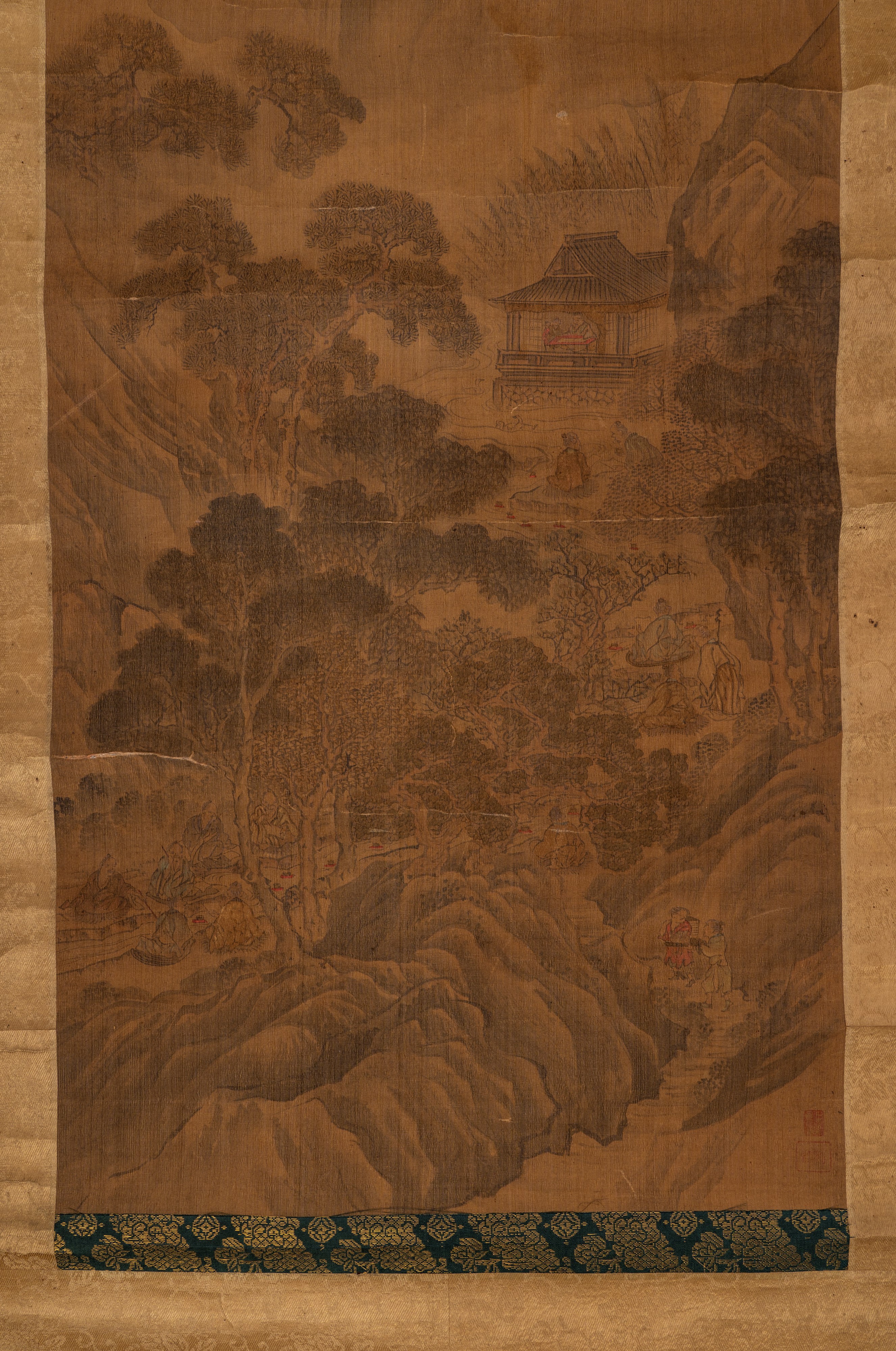 Dipinto verticale su seta raffigurante paesaggio montano con letterati e padiglioni, montato a ro...