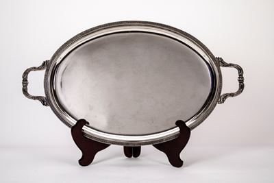 Vassoio in argento, forma ovale con decorazione a palmette incise
