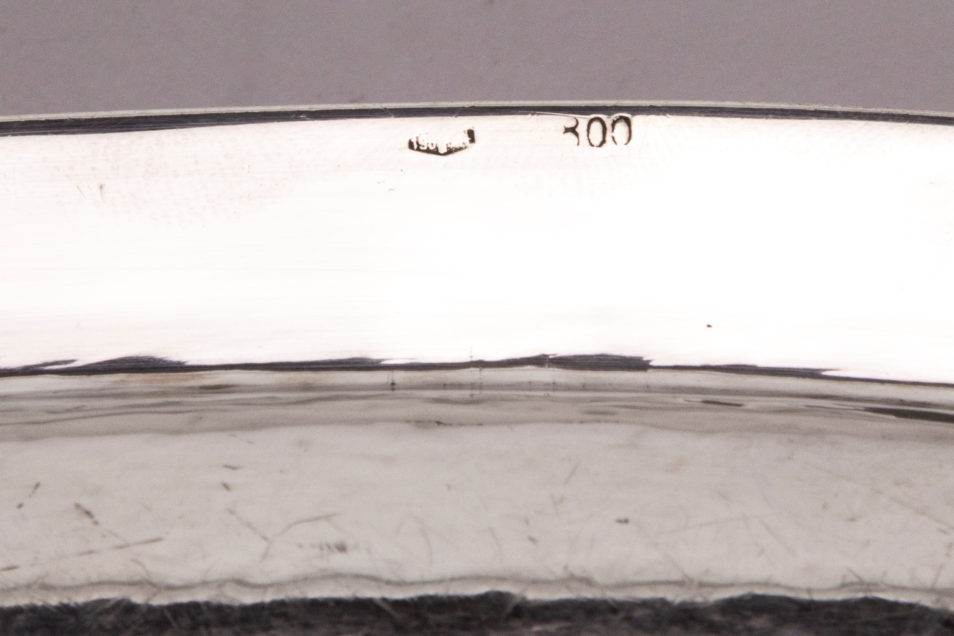 Vassoio in argento, forma ovale con decorazione a palmette incise