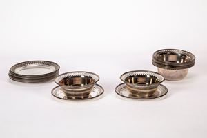 Gruppo di otto ciotole e nove piattini