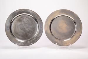 Pair of round plates