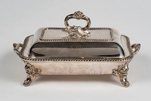 A.B. Savory & Sons, Londra inizio secolo XX, Legumiera in sheffield di forma rettangolare con coperchio e contenitore interno