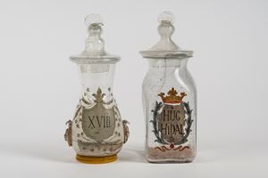 Due vasi da farmacia con coperchio in vetro incolore soffiato e dipinto, Venezia (?), fine secolo XVIII-XIX