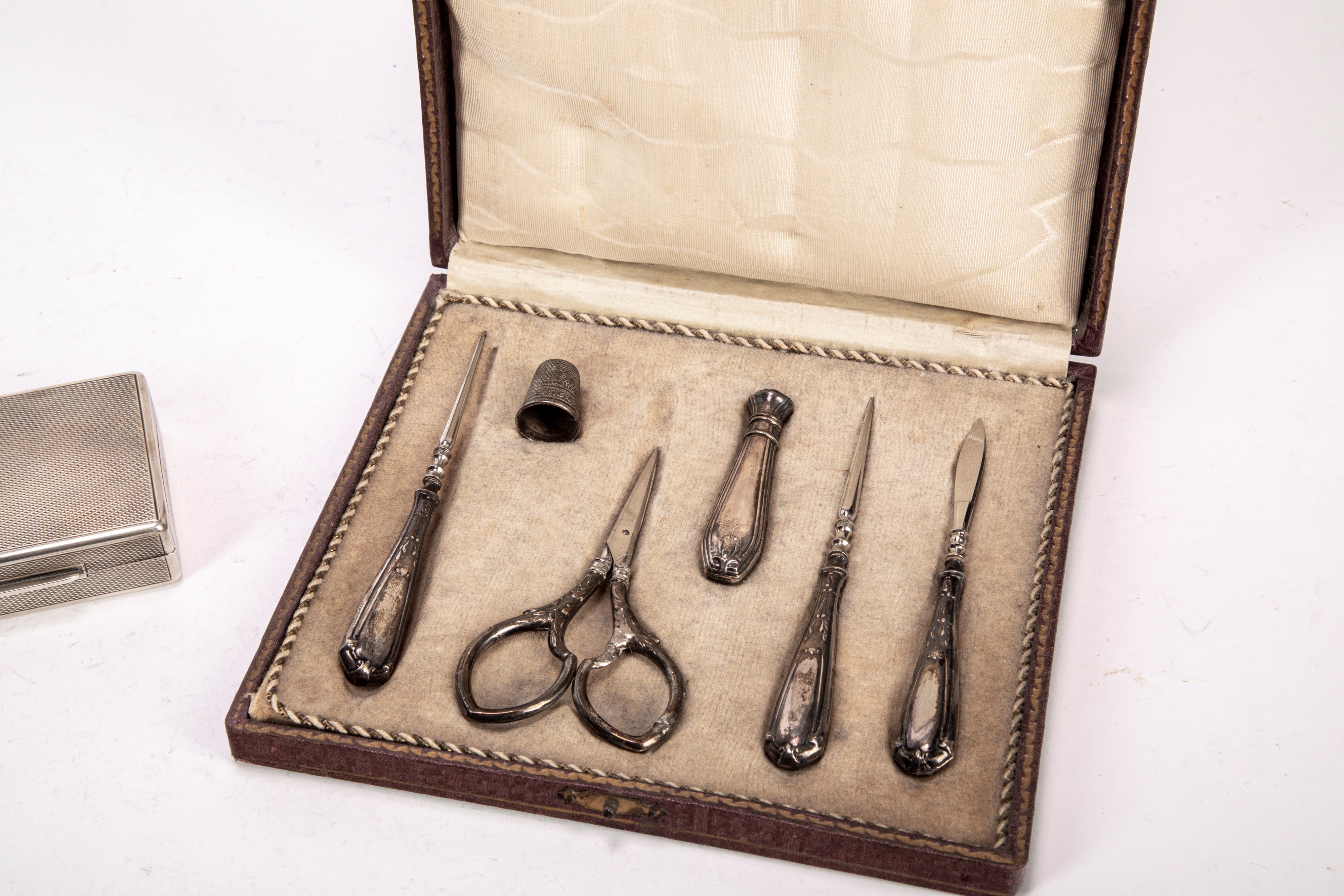 Scatola porta cipria, contenitore porta rossetto e set da cucito