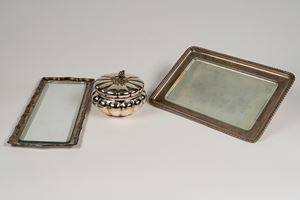 Due portavivande con struttura in metallo argentato e fondo in vetro ed una zuccheriera bombata in metallo argentato.