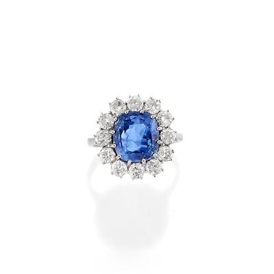 Anello con zaffiro Ceylon no heat e diamanti, in oro bianco 18k
