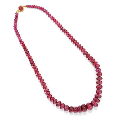Collana con rubini, in oro giallo 18k, a filo di boules con rubino cabochon ovale