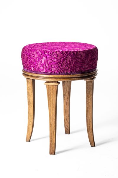Sgabello settecentesco, legno con seduta imbottita rivestita in tessuto fucsia decorato a volute ...