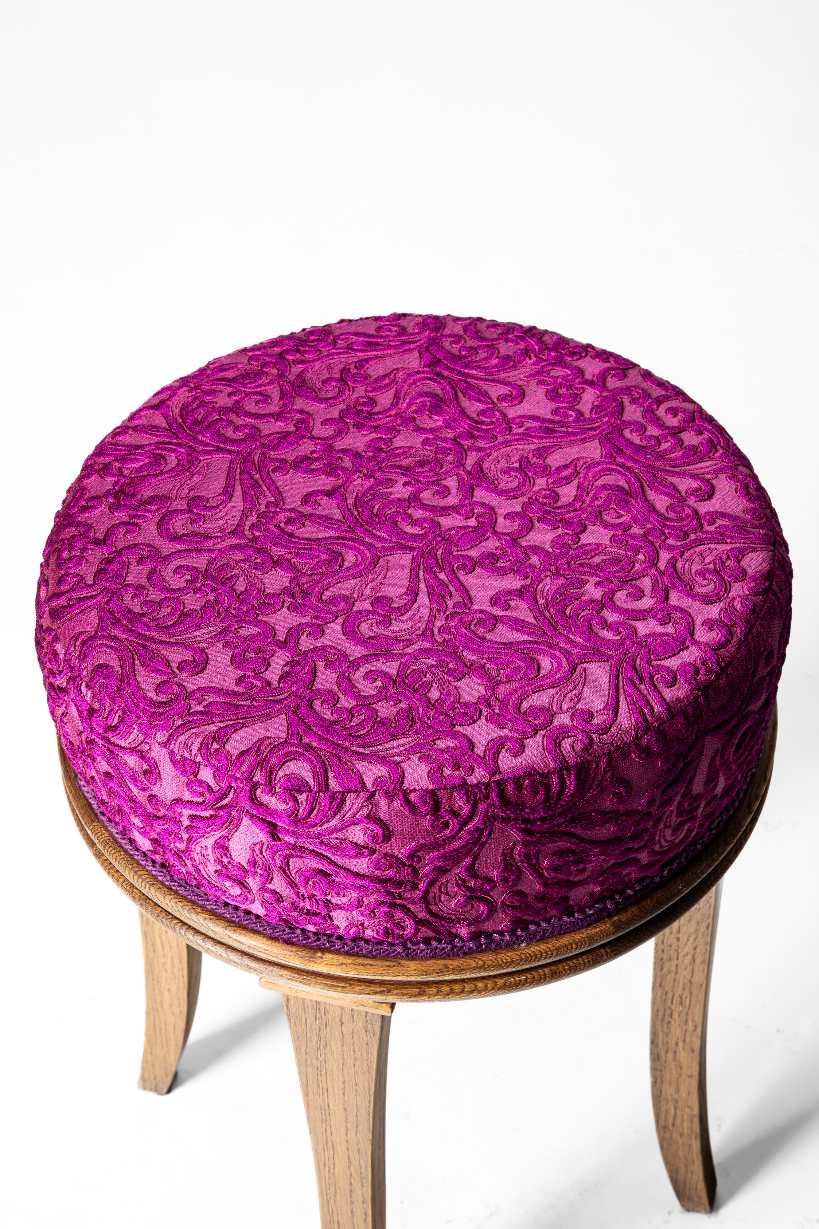 Sgabello settecentesco, legno con seduta imbottita rivestita in tessuto fucsia decorato a volute ...